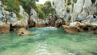 Beningnya air di Pantai Gulyipuri (sumber: amusingplanet.com)
