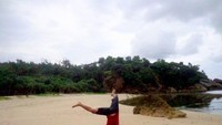 Bertingkah di pantai yang sepi