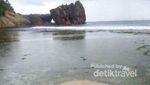 Unik, Pantai Jungwok Punya Mata Air Langsung ke Laut