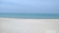 Cerahnya awan, birunya laut, putihnya pasir