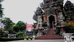 Unik, Pohon Raksasa Berukiran Cantik di Museum Indonesia!