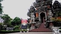 Gapura khas Bali ini yang menarik sebagian pengunjung di Taman Mini Indonesia Indah untuk berfoto (Desi/detikTravel)