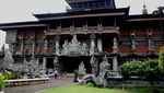 Unik, Pohon Raksasa Berukiran Cantik di Museum Indonesia!