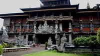 Tampak depan Museum Indonesia yang bergaya Bali (Desi/detikTravel)