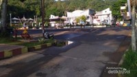 Areal rest area yang lapang ini memiliki gua yang bisa dijadikan detsinasi wisata.