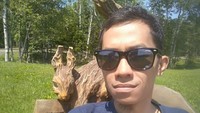 Pose saya di depan kelinci kayu