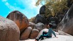 Uniknya Batu Granit Raksasa di Pantai Laskar Pelangi