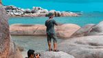 Uniknya Batu Granit Raksasa di Pantai Laskar Pelangi