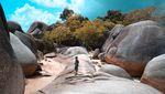 Uniknya Batu Granit Raksasa di Pantai Laskar Pelangi