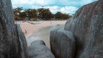 Uniknya Batu Granit Raksasa di Pantai Laskar Pelangi