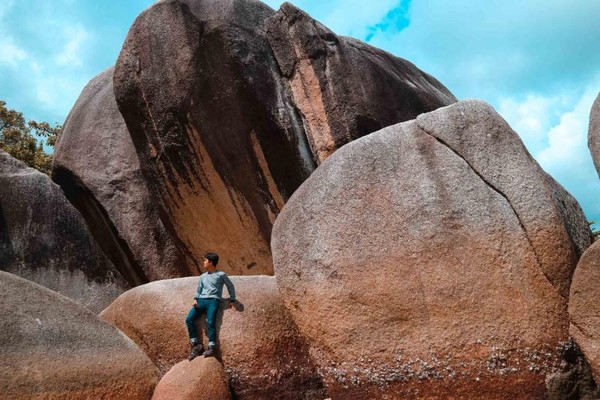 Uniknya Batu Granit Raksasa di Pantai Laskar Pelangi