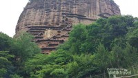 Maijishan Grottoes dilihat dari kejauhan