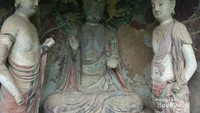 Patung budha yang ada disalah satu gua di Maijishan Grottoes