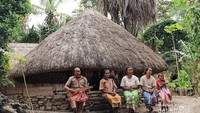 Salah seorang tetua adat sedang bermain alat musik tradisional disekitar sonaf (kerajaan).