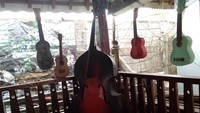 Alat musik keroncong di Kampung Tugu, ada bass, ukulele dan biola