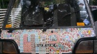 Mobil perangko ini setiap hari mangkar di depan Museum Pos Bandung. Cocok buat penggemar Philateli.
