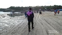 Menjelajahi tepian pantai