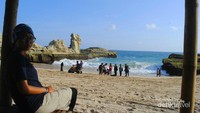 Pantai Klayar dengan background Karang berbentuk Sphinx