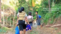 Berjalan selama 3,5 jam menuju kampung