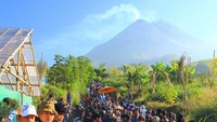 Rombongan menuju kaki Merapi