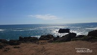 Beberapa karang dari pantai menganti