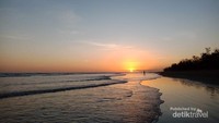 Cantiknya menikmati sunrise di pantai kolbano