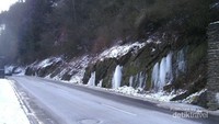 Air terjun yg membeku di sepanjang jalan di kaki bukit