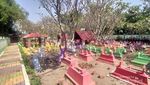 Viral Makam Warna-Warni Jadi Tempat Wisata