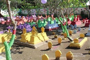 Viral Makam Warna-Warni Jadi Tempat Wisata