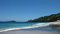 Birunya laut dengan ombak yang tenang menjadi daya pikat yang memukau untuk wisatawan (edyraguapo.blogspot.com)