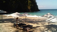 Payung-payung yang ada di bibir pantai digunakan turis untuk berjemur dan bersantai (tien-tien-lai-to-bali.blogspot.com)