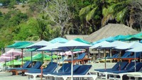 Pantai yang masih sepi pengunjung.