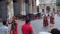 Para gladiator bergaya sebelum menjebak wisatawan (Foto: Fitraya/detikTravel)