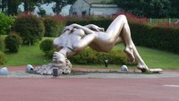 Patung seorang wanita di Love Land (arteyartificos.blogspot.com)