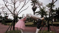 Patung sepasang manusia yang sedang berciuman ini menyambut ke datangan wisatawan (bareyourseoul.blogspot.com)