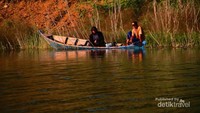 Memancing diatas perahu di pinggir waduk cacaban