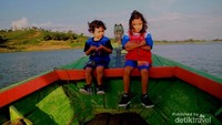 Felisya dan Fabio sedang menikmati perjalanan di waduk
