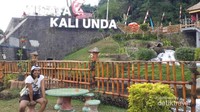 Tempat Wisata Kali Unda disekelilingi oleh pepohonan rindang membuat suasana asri, segar dan tenang.
