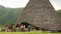 Wisatawan tiba di Desa Wae Rebo dan mengikuti upacara Adat