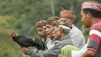 Tetua adat melakukan ritual adat menyambut pergantian musim atau disebut
