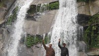 Ayah dan Uwak di tingkat pertama air terjun