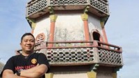 Wow, bergaya di depan Pagoda