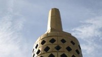 Stupa yang menhias pintu depan vihara