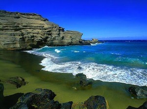 Wah! Ada Pantai Pasir Hijau di Hawaii