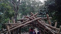 Jembatan yang terbuat dari bambu