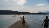 bermain di pantai