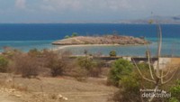Pantai lariti dan pulau kecil