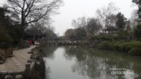 Taman ini sangat luas sekali