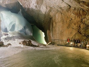 Wah! Gua Es Paling Megah di Dunia ada di Austria