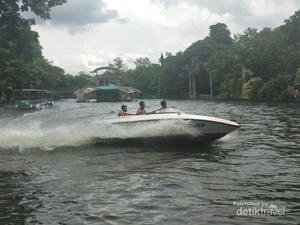 Wah, Kebun Binatang Ini Punya Wahana Speed Boat